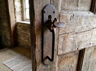 Sada kování na dveře v opravdu venkovském retro stylu. https://www.sekar-kovani.cz/dverni-zastrce--zavory/