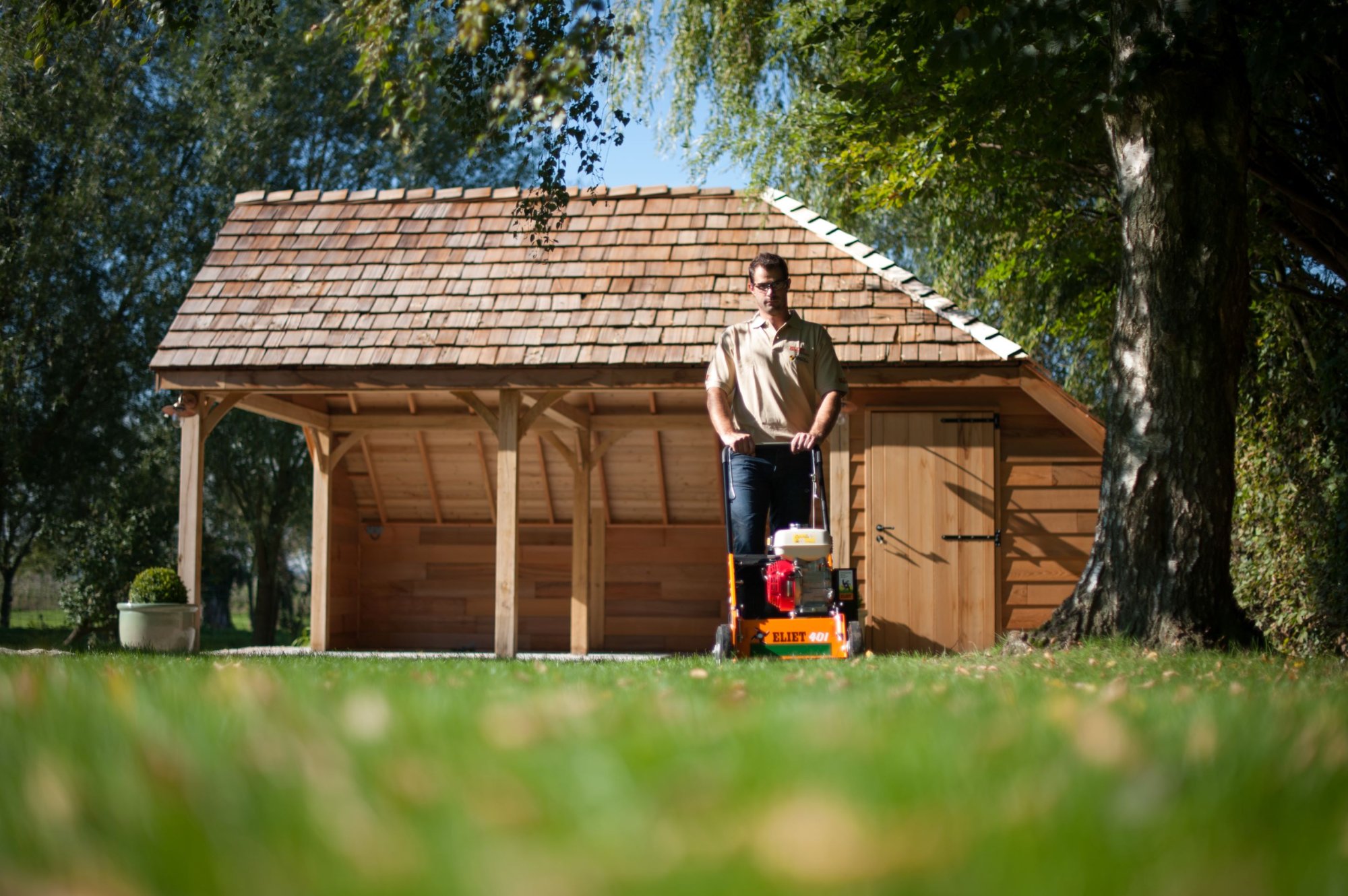 Vertikutace: Tajemství hustého a zdravého trávníku