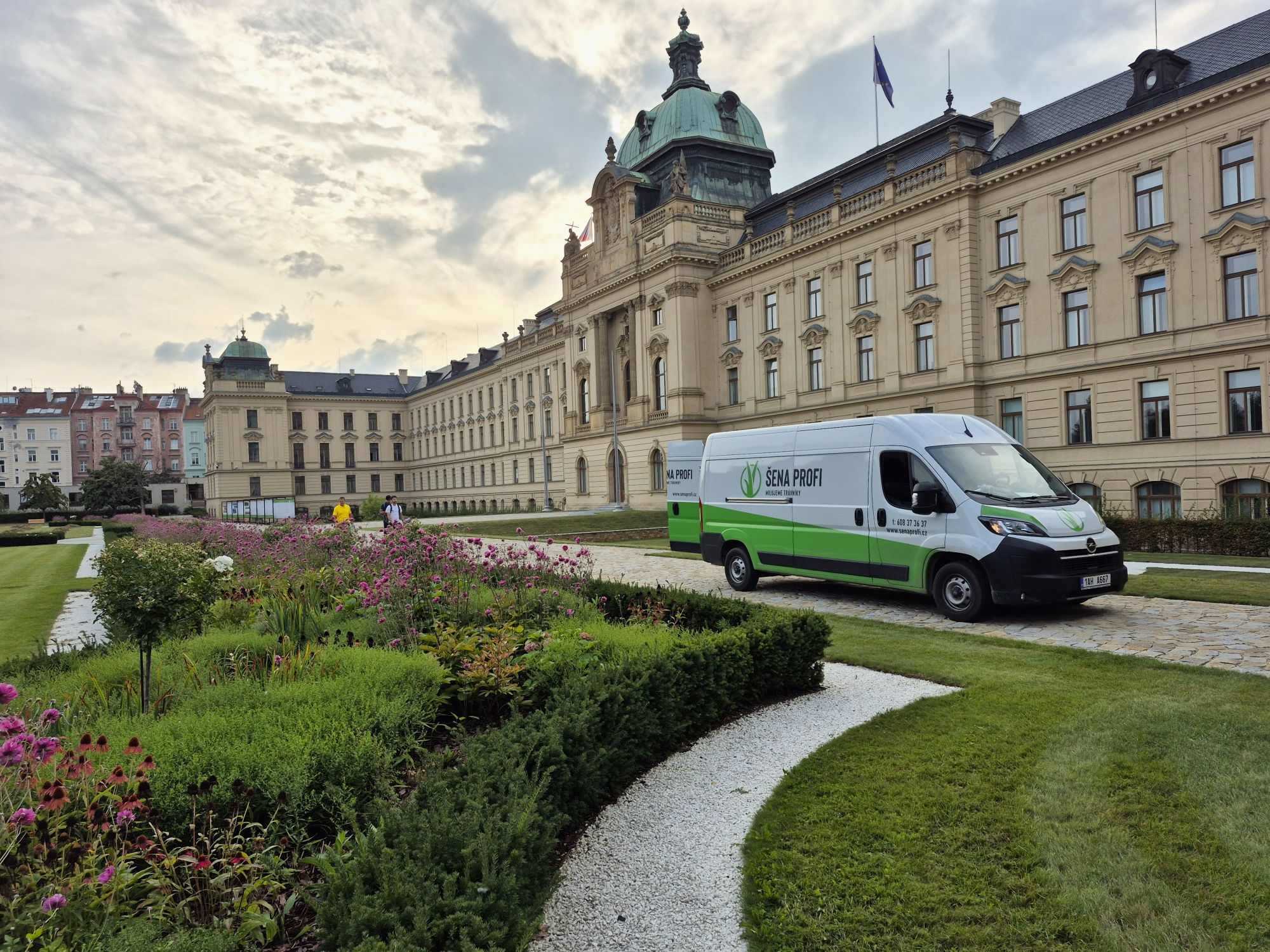 Úřad vlády ČR Reprezentativní trávníky bez kompromisů