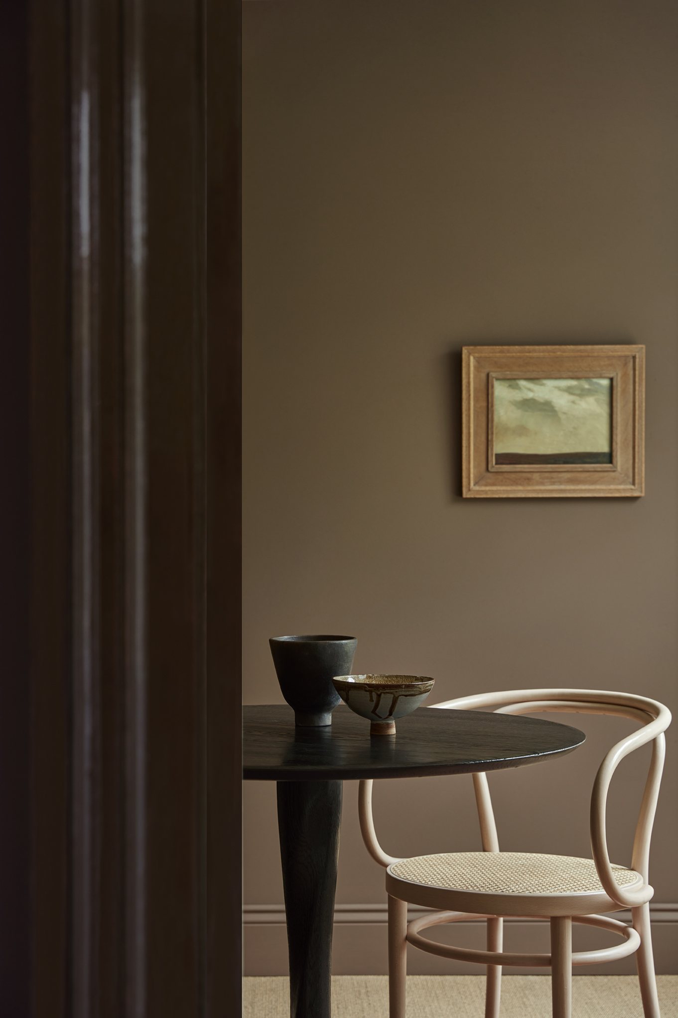 Natřený jídelní stůl a židle