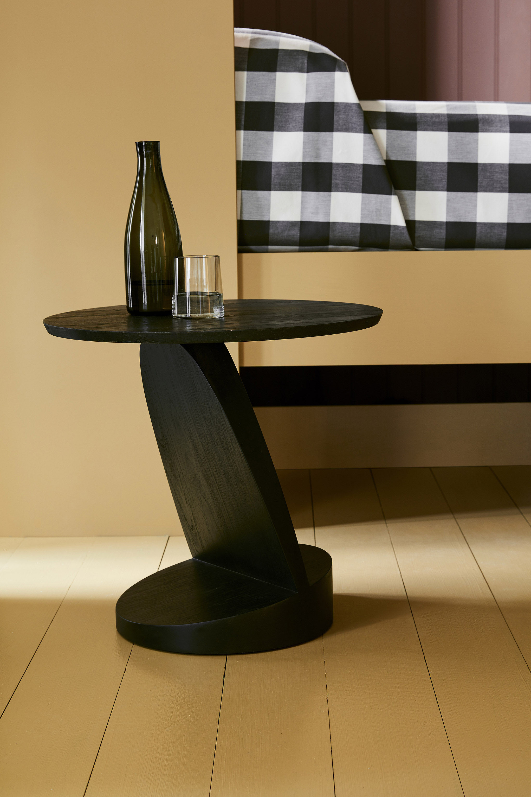 Natřené stolky a komody