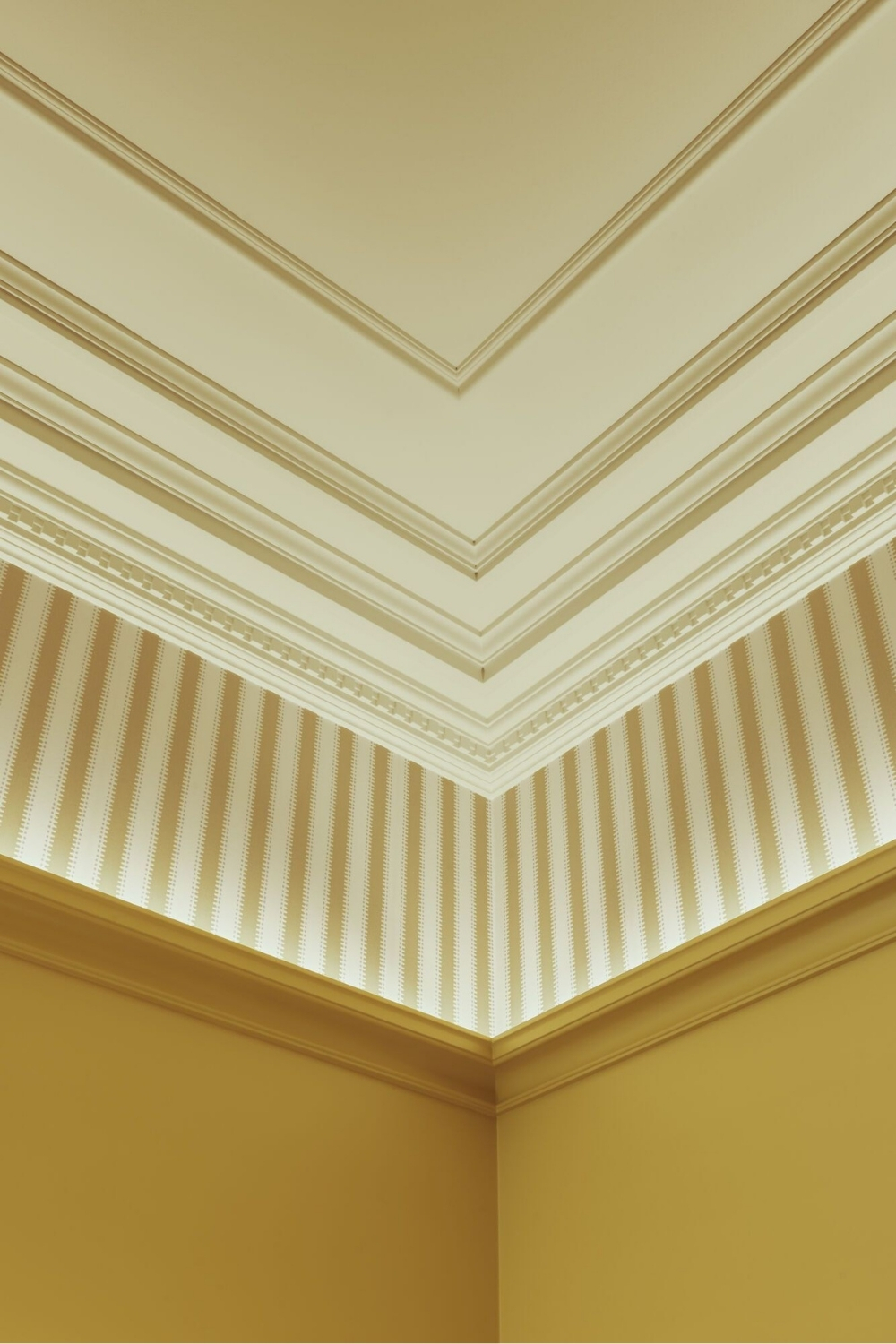 Moderní interiér s dekorativními profily Orac Decor