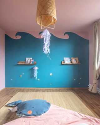 🐙 Moře snů v dětském pokoji Další místnost z projektu pro maminku s dcerami od @awen_terapie_domova nás zavádí do světa...