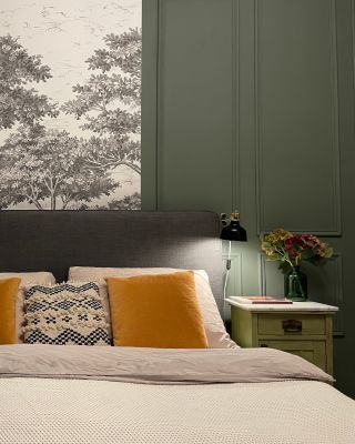 Realizace této ložnice je krásným příkladem toho, jak může barva vytvořit atmosféru klidu, hloubky a nadčasové elegance. 🌿...