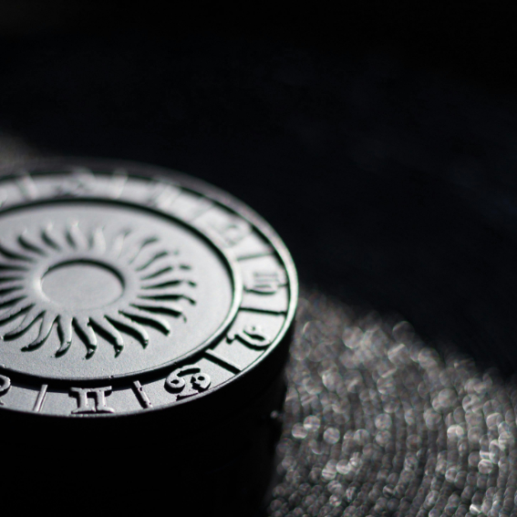 Svíčky pro Každé Znamení: Astrologický Průvodce Výběrem Svíček