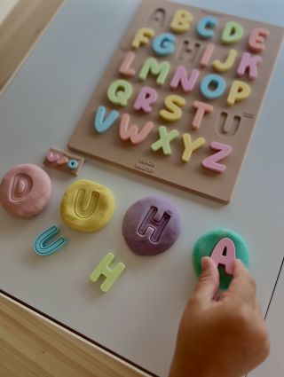 Jedna abeceda, spousta způsobů hraní. ✨ Děti mohou písmenka skládat do vkládací desky, hledat jejich správné místo, tvořit...