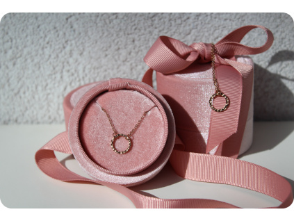 Elegantní růžová dárková krabička na šperky náhrdelník