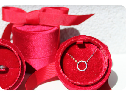 Elegantní červená dárková krabička na šperky náhrdelník