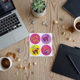 🆕📣Aršík samolepek „SERE PES“ – kvarteto čisté upřímnosti. 4× kruhové samolepky (55 mm), neonové barvy, nulový filtr. 💥...