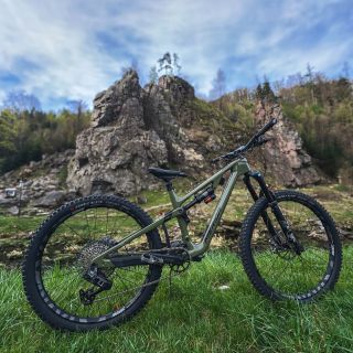 New bike 🫶 @merida.bikes one-forty built with @titlemtb parts @kendabicycle_eu tires and @maviccycling wheels