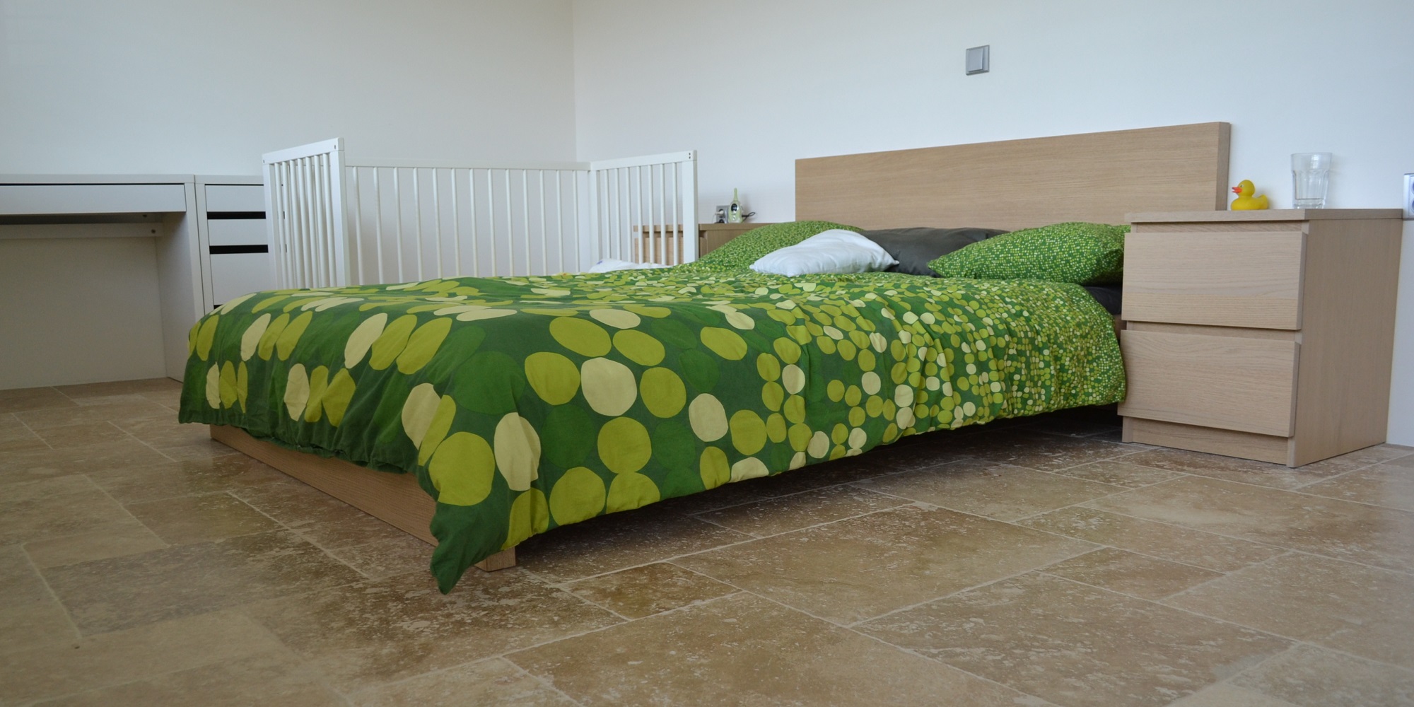 Kamenná dlažba a obklad do útulné ložnice