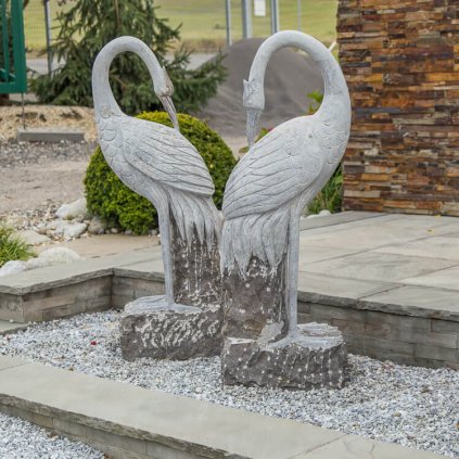 kamenná socha vtáka