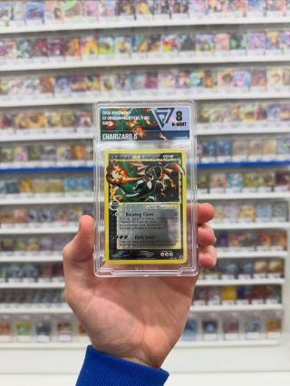 Když nám zítra vychází ten Phantasmal, řekli jsme si, že si tu uložíme do galerie tohoto krasavce 🔥 Král všech charizardů!...