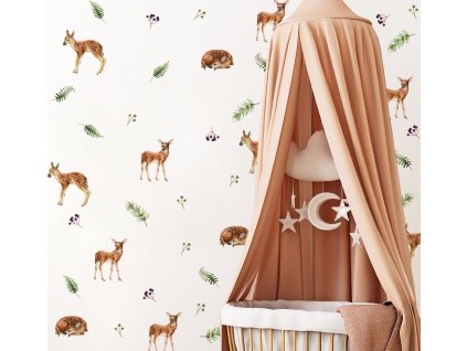 Dělá nálepky na zdi (2)