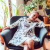 Šaty s kapsami - smetanově bílá se zemitě černým potiskem