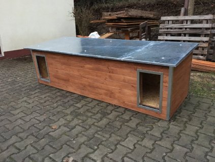 Psí dvoubouda Rozárka, plechová střecha, sklon dopředu
