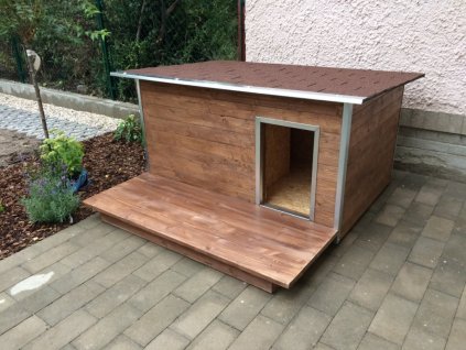 Dřevěná podlážka před psí boudu