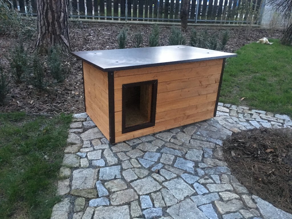 Zateplená psí bouda Rozárka s plechovou střechou