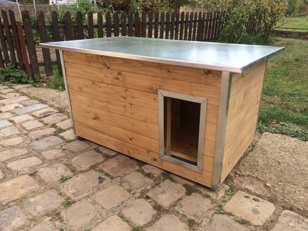 Zateplená psí bouda Rozárka mini s plechovou střechou