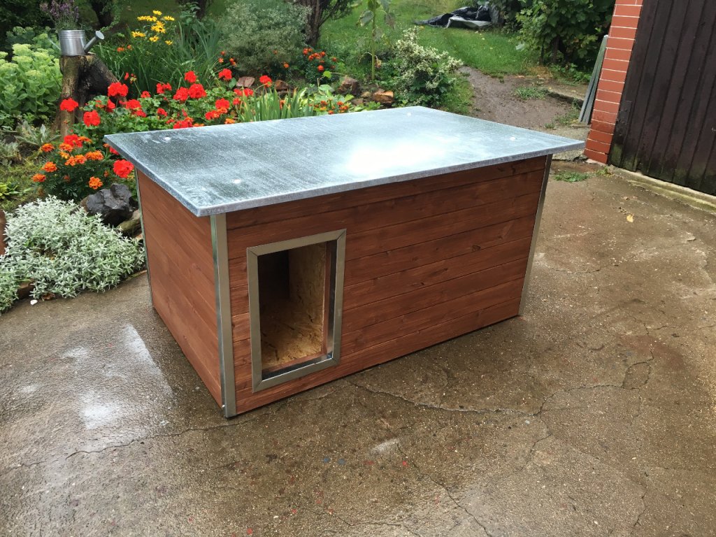 Zateplená psí bouda Rozárka medium s plechovou střechou
