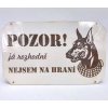 Dřevěná deska bílá nápisem POZOR PES! dobrman já rozhodně nejsem na hraní