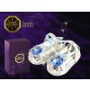 Designová figurka Chlapecké stříbrné boty s bílými a modrými krystaly Swarovski Elements v dárkové krabičce