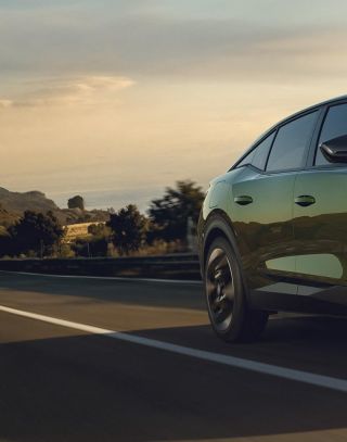 Nový Peugeot 408 je prvním modelem značky, který na zádi využívá podsvícený nápis Peugeot, plynule integrovaný do lesklého...