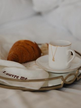 Náhrdelník “CROISSANT” 🥐 Symbol Paríža, ktorý chceš mať stále pri sebe. Vyrobený zo striebra, pozlátený 18k zlatom....
