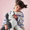 Kind mit Plüschhund