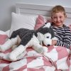 Plüschspielzeug auf dem Bett