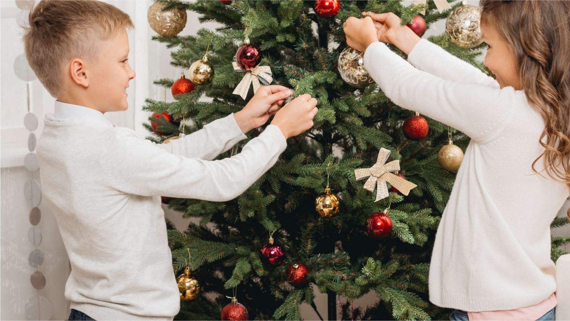 Vánoční ozdoby: vánoční stromečky, koule, girlandy, ...