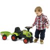 dieťa stojí pri traktore