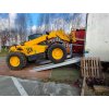 ukázka použití hliníkových nájezdů při převozu JCB