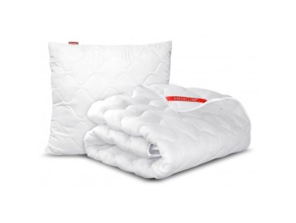 Weiße Bettdecke mit Kissen