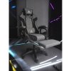 Gaming-Stuhl mit Fußstützeim Zimmer