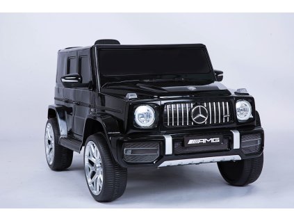 Pogled od spredaj na črni avtomobilček