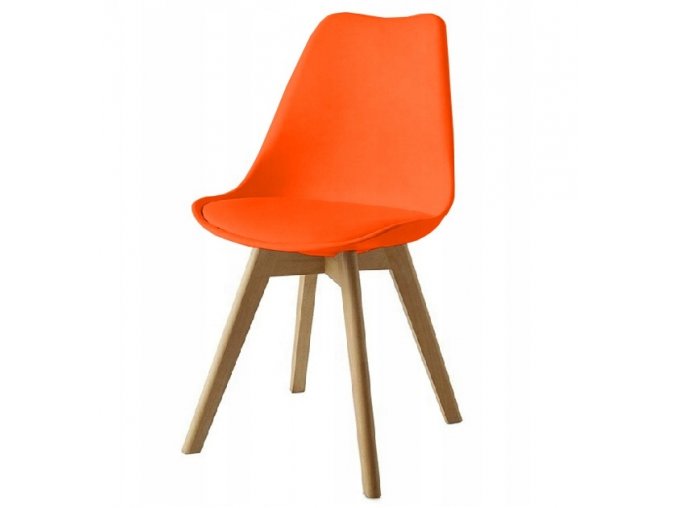 oranžová plastová stolička s drevenými nohami
