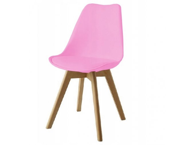 ružová plastová stolička s drevenými nohami