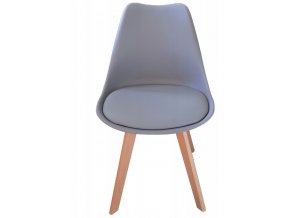 šedá plastová stolička s drevenými nohami