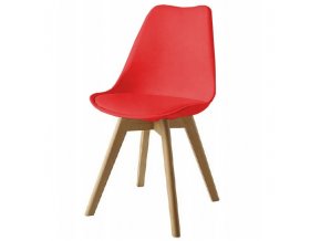 červená plastová stolička s drevenými nohami