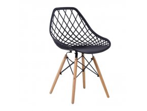 čierna plastová stolička s drevenými nohami