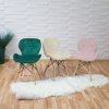 farebné jedálenské stoličky s drevenými nohami pri bielom stole