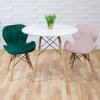 zelená a ružová stolička s drevenými nohami pri bielom stole