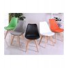 farebné stoličky s drevenými nohami