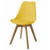 žltá plastová stolička s drevenými nohami