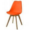 oranžová plastová stolička s drevenými nohami