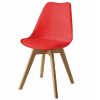 červená plastová stolička s drevenými nohami