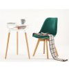 zelená stolička s drevenými nohami pri stole