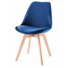 modrá velúrová stolička s drevenými nohami