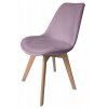 ružová velúrová stolička s drevenými nohami